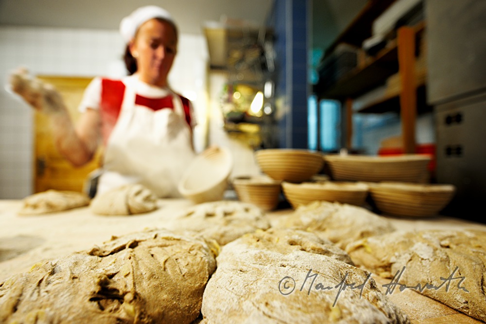 Backen von Natursauerteig-Brot in der Naturbäckerei