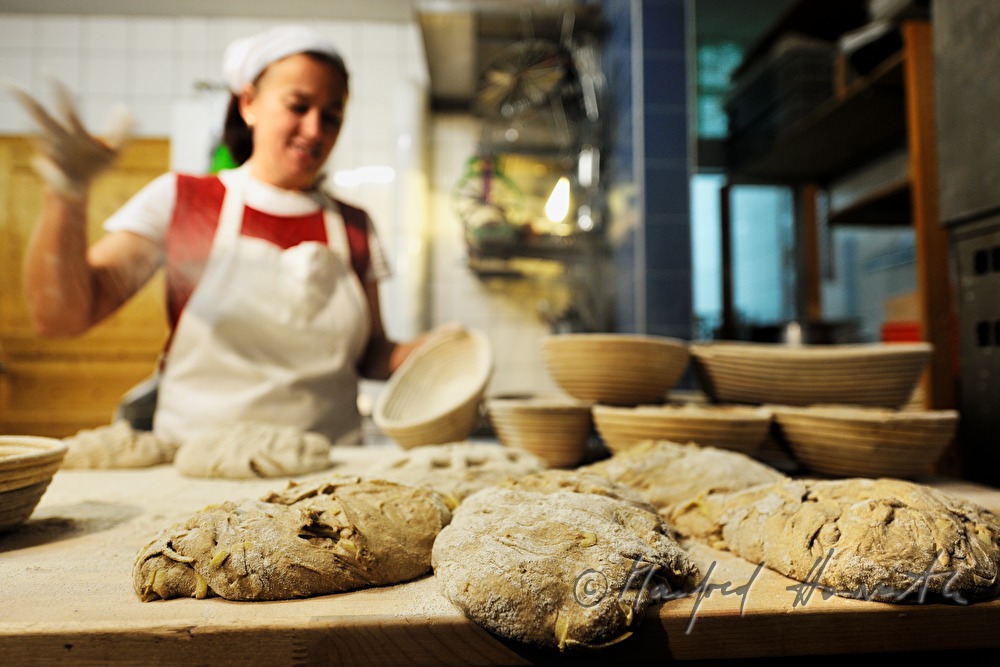 Backen von Natursauerteig-Brot in der Naturbäckerei