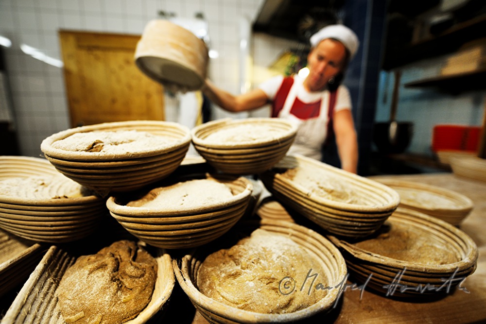 Backen von Natursauerteig-Brot in der Naturbäckerei