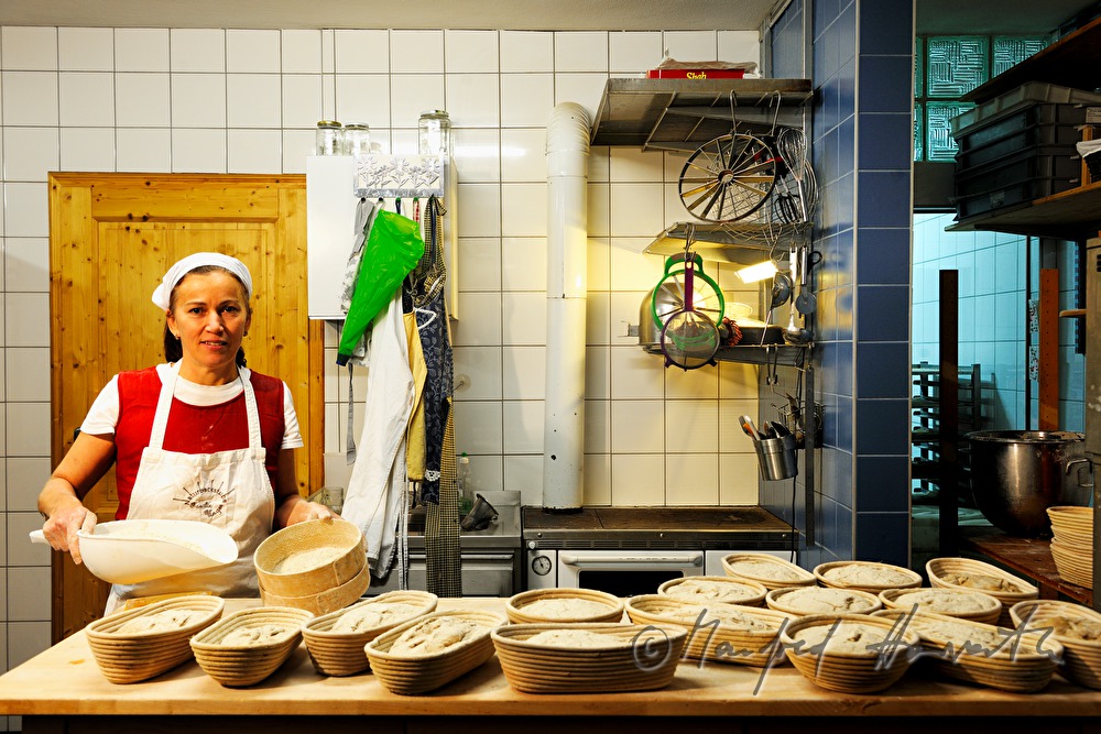 Backen von Natursauerteig-Brot in der Naturbäckerei