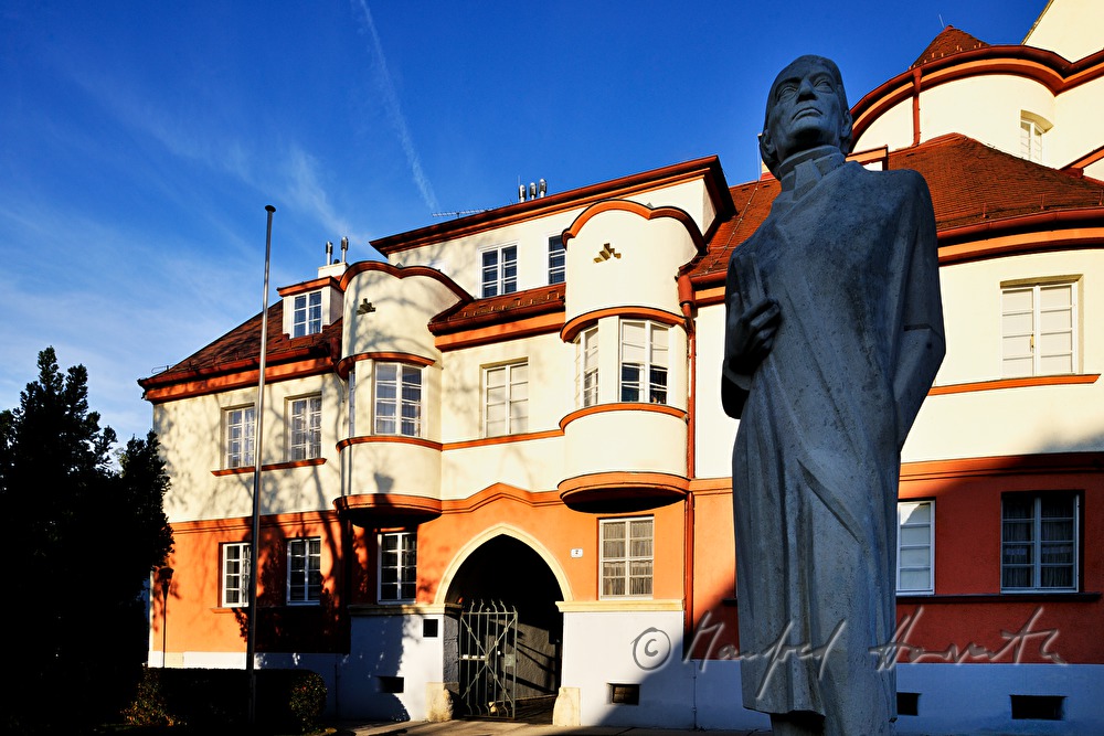 Denkmal des Anatomen Hyrtl und Schweizerhof