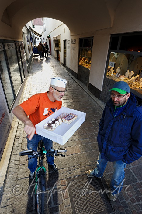 Konditor liefert Mehlspeisen per Rad aus