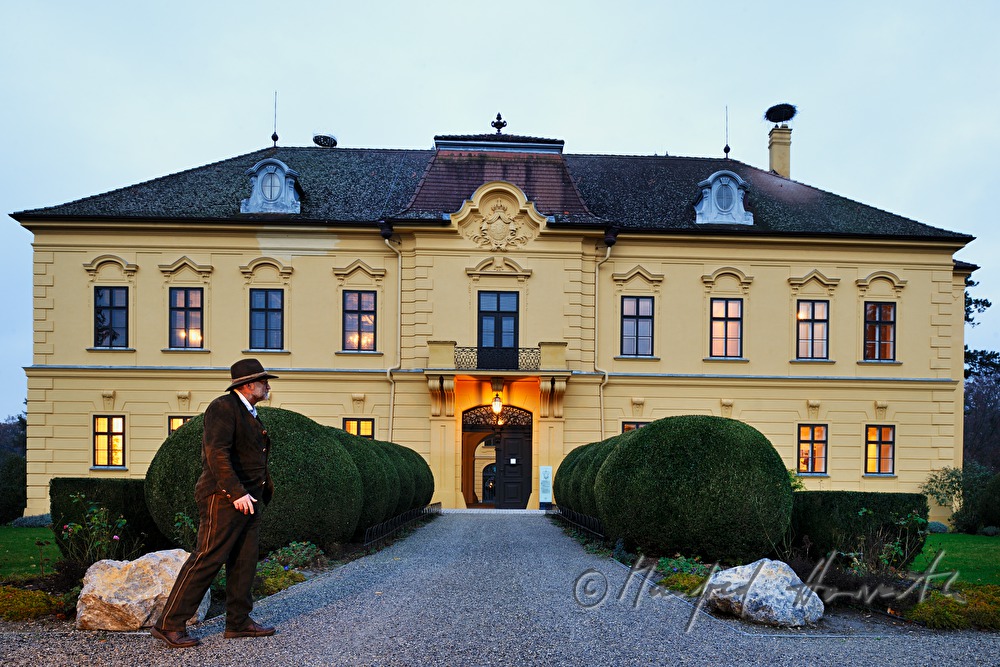 Jäger kommt aus dem Kaiserlichen Jagdschloss Eckartsau