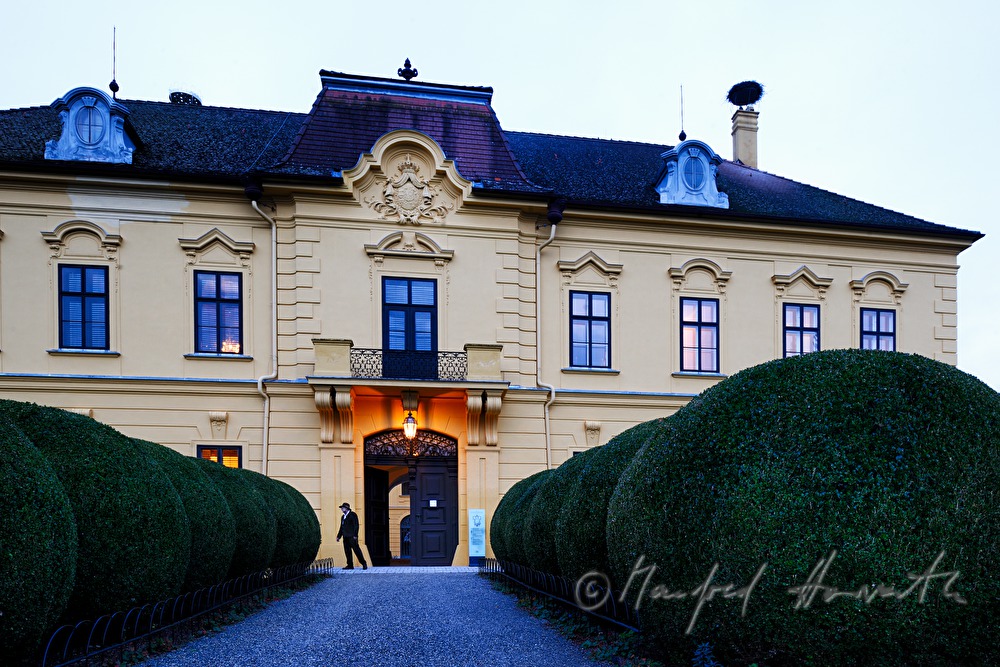Jäger kommt aus dem Kaiserlichen Jagdschloss Eckartsau