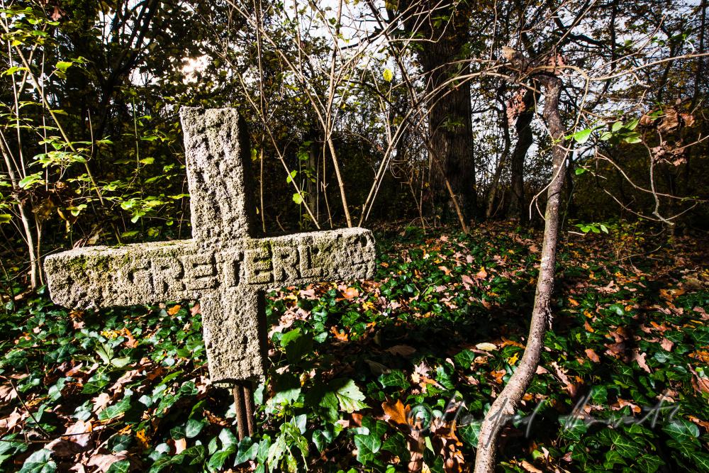 Kreuz mit Inschrift am verlassenen 