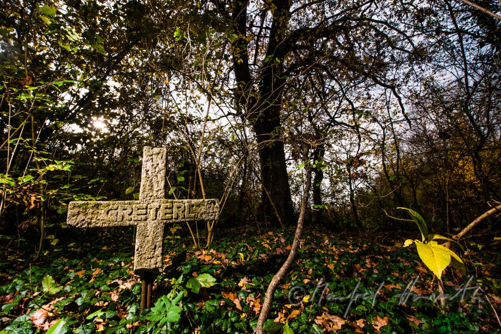 Kreuz mit Inschrift am verlassenen 