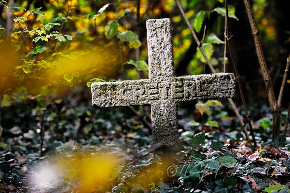 Kreuz mit Inschrift am verlassenen 