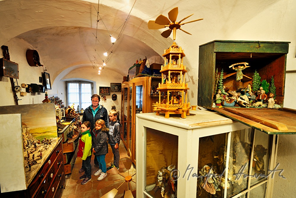 Nachbarskinder besuchen die Krippensammlung im Haus Hiltigrund Schreiber