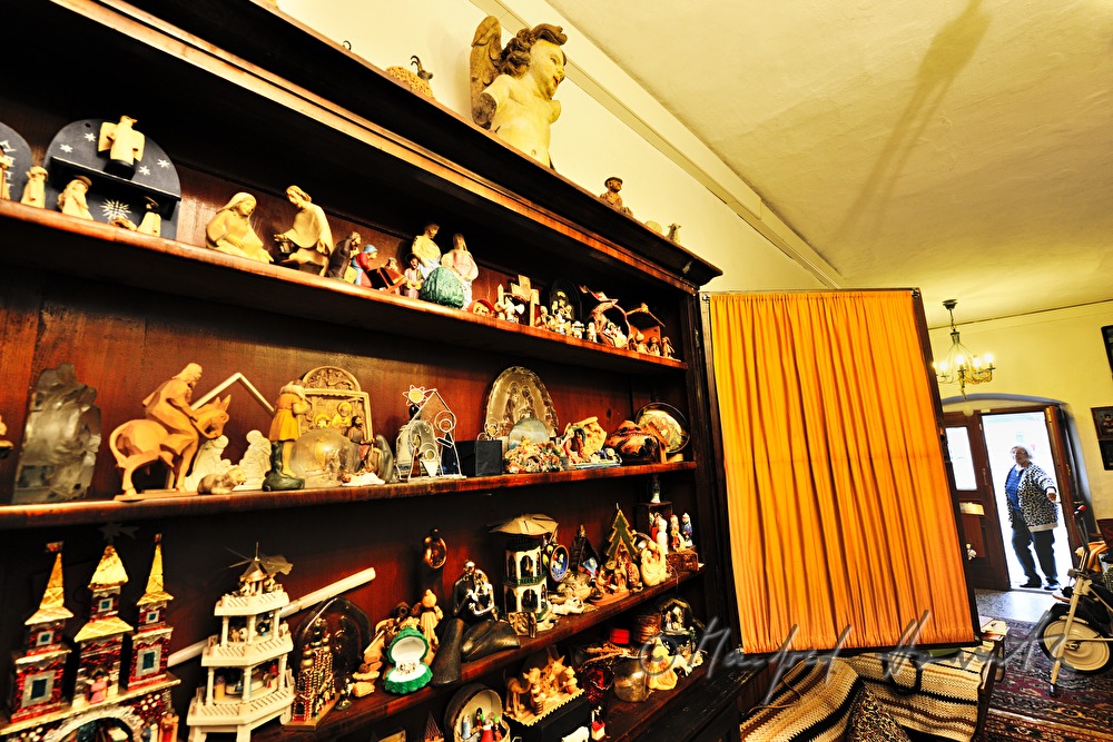 Kasten mit Krippenfiguren im Vorraum des Hauses von Hiltigrund Schreiber