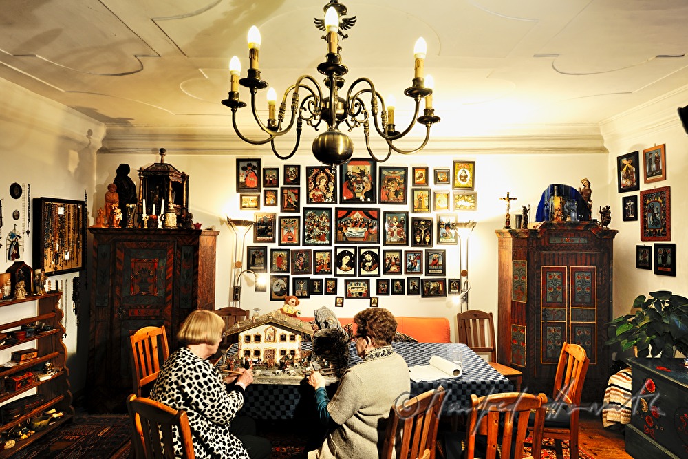 Reinigen einer Tiroler Krippe (Bauernhof mit Lüftelmalerei)
