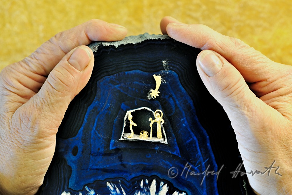 Miniatur-Weihnachtskrippe in einem blauen Achat