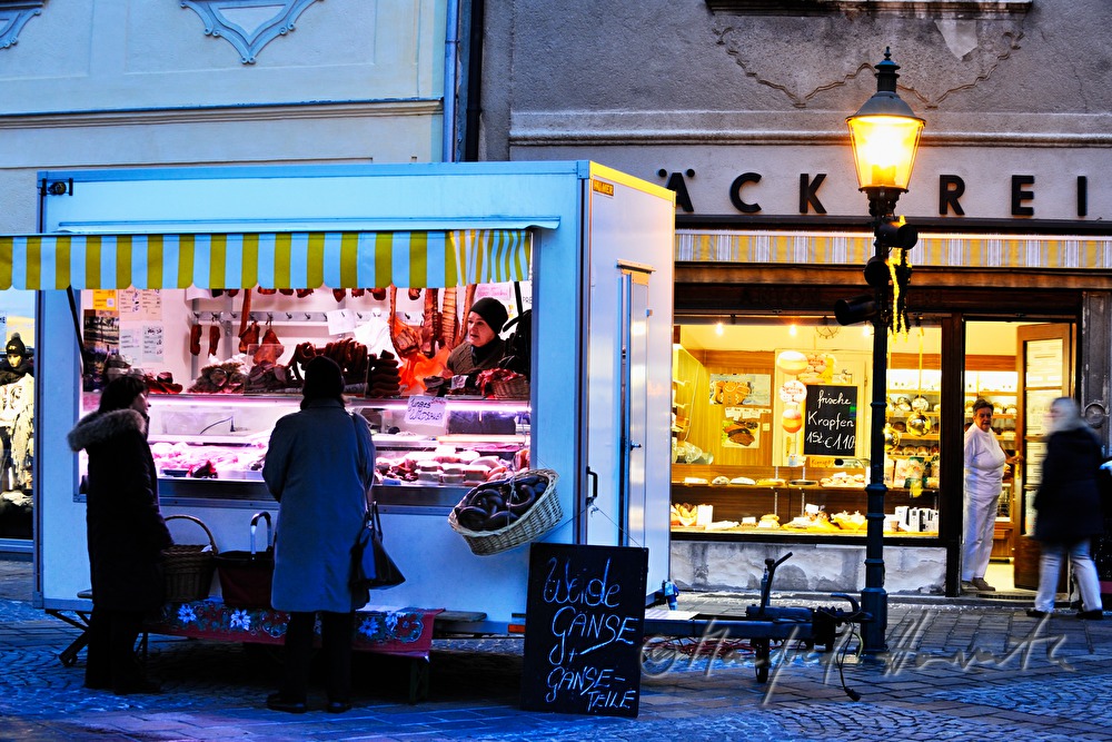 Bäckerei und Marktstand (Fleischwaren) am Freitagsmarkt