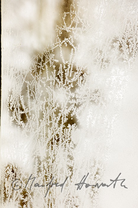 Eisblumen am Fenster des Mariazellerbahn-Kraftwerkes
