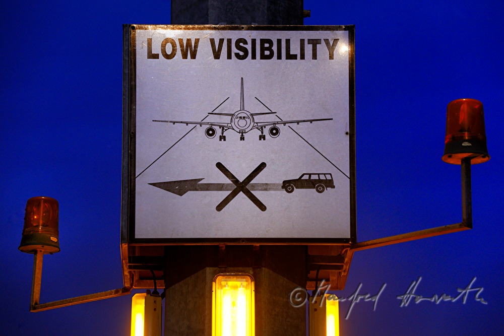 Hinweisschild für Kraftfahhrzeuge auf dem Flugfeld