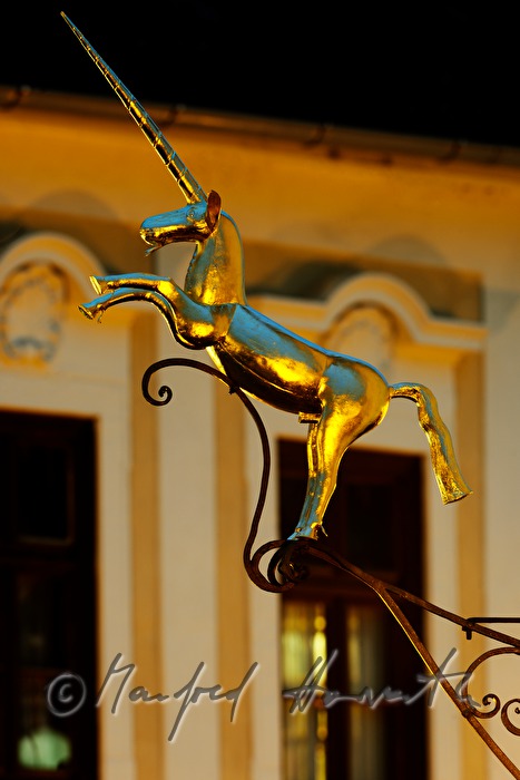 goldenes Zunftzeichen (Einhorn) bei Juwelier Hohensteiner