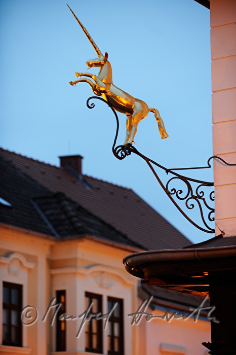 goldenes Zunftzeichen (Einhorn) bei Juwelier Hohensteiner