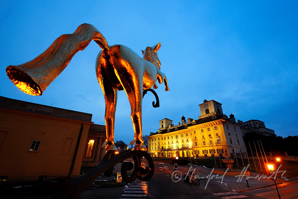 goldenes Zunftzeichen (Einhorn )und Schloss Esterhazy