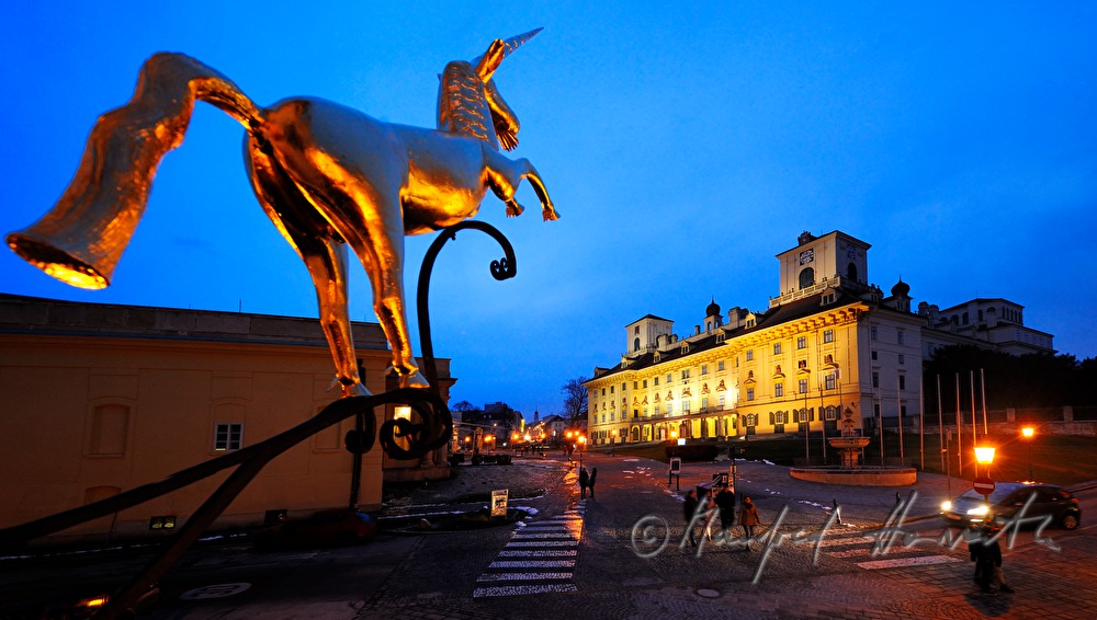 goldenes Zunftzeichen (Einhorn )und Schloss Esterhazy