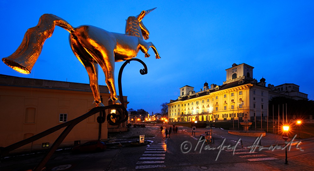 goldenes Zunftzeichen (Einhorn )und Schloss Esterhazy