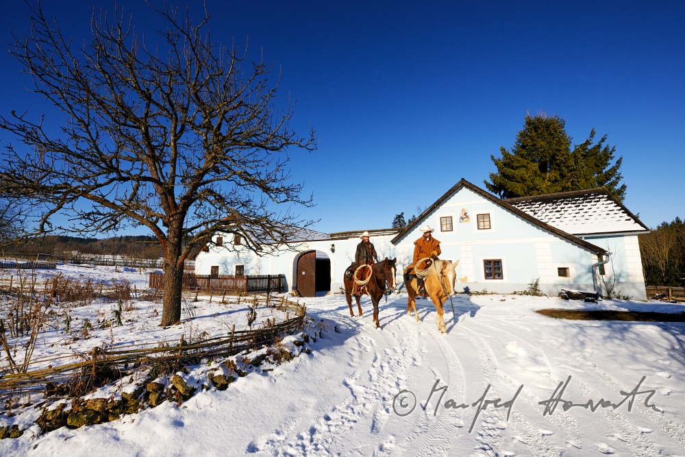 Betreiber der Ranch vor ihrem Reiterhof