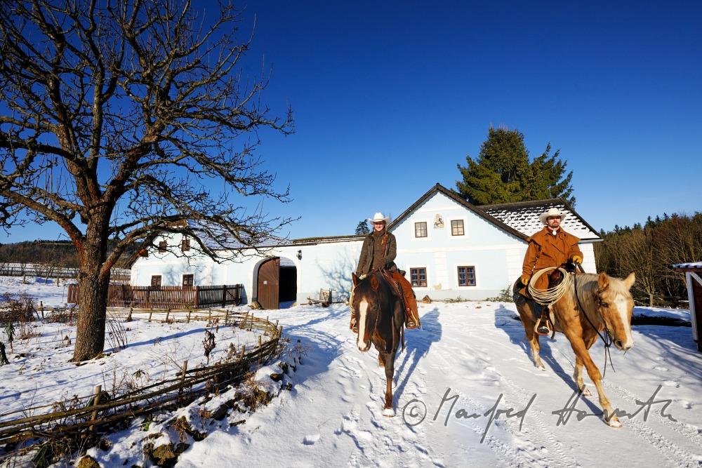 Betreiber der Ranch vor ihrem Reiterhof