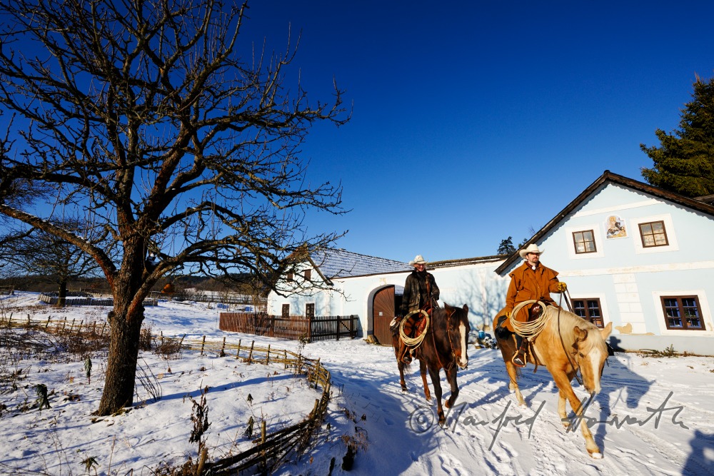 Betreiber der Ranch vor ihrem Reiterhof