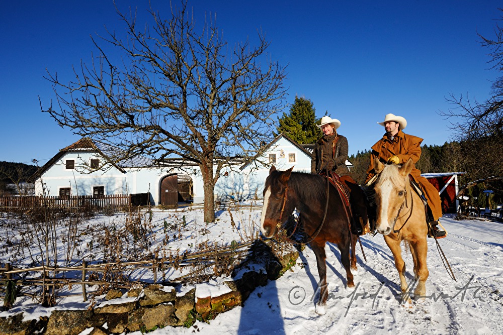 Betreiber der Ranch vor ihrem Reiterhof