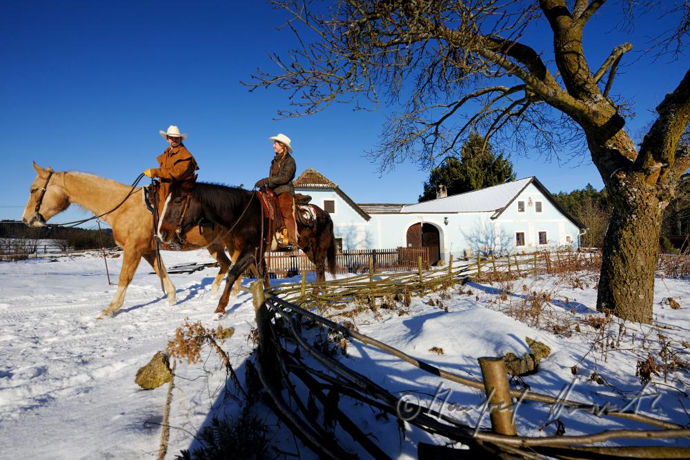 Betreiber der Ranch vor ihrem Reiterhof