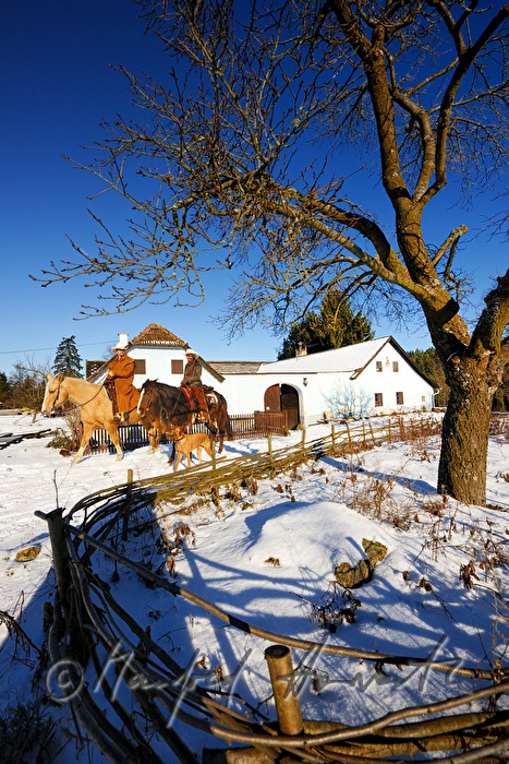 Betreiber der Ranch vor ihrem Reiterhof