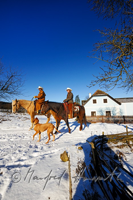 Betreiber der Ranch vor ihrem Reiterhof