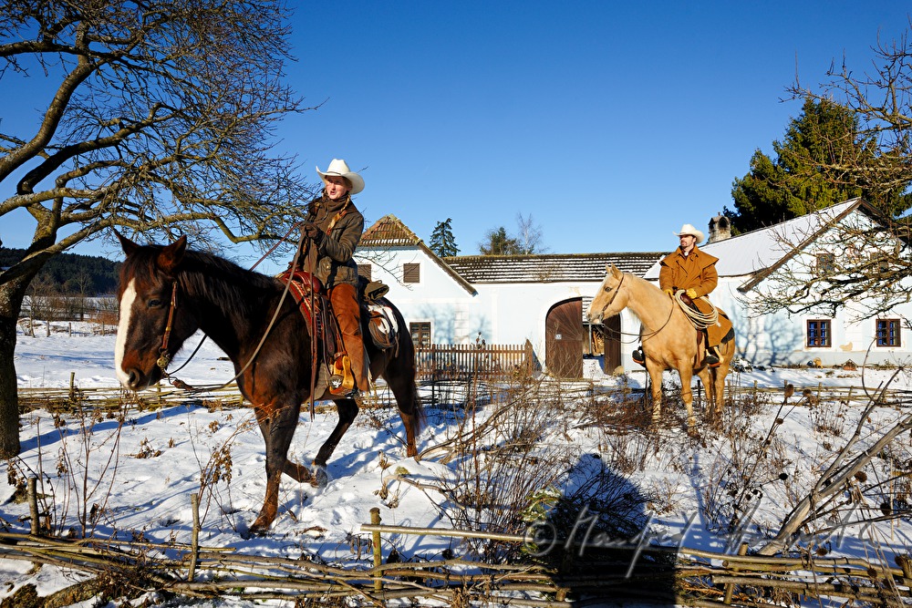 Betreiber der Ranch vor ihrem Reiterhof