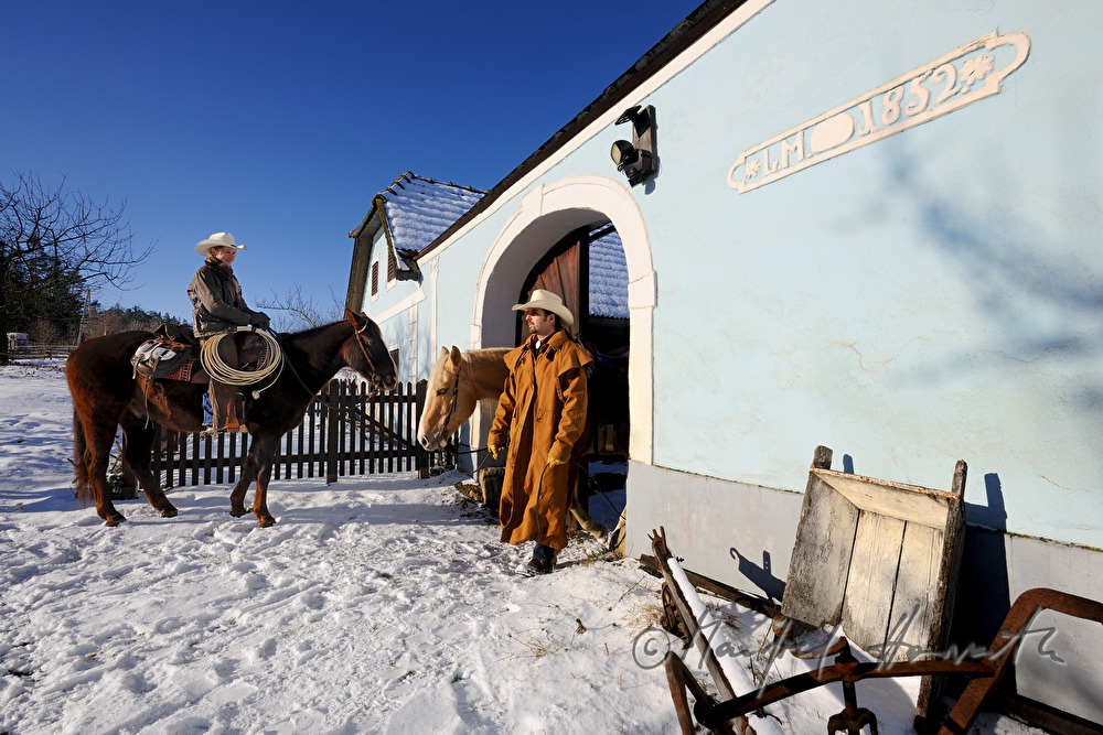 Betreiber der Ranch vor ihrem Reiterhof