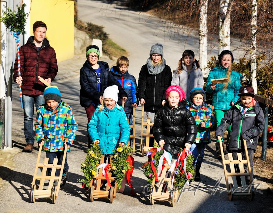 Kinder-Gruppe ratscht zu Ostern den 