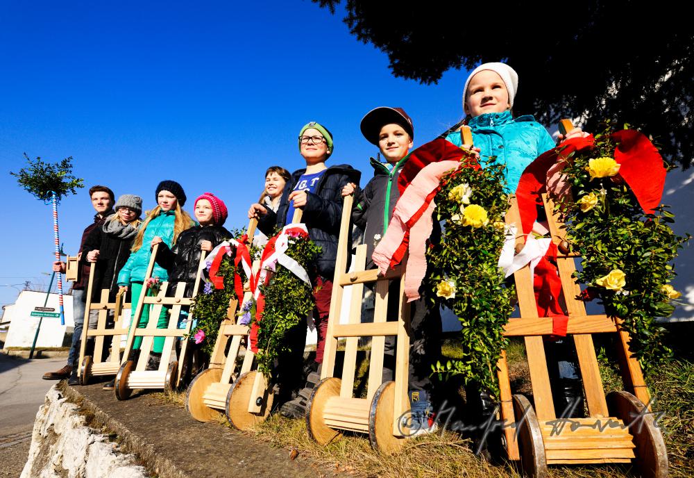 Kinder-Gruppe ratscht zu Ostern den 