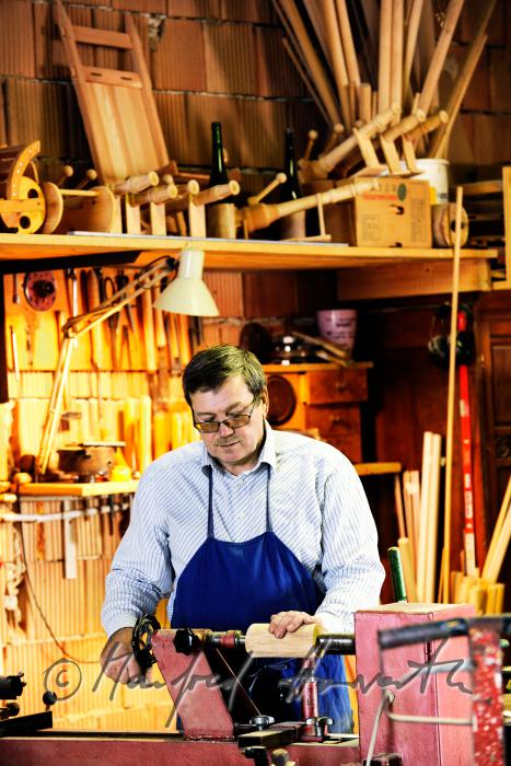 Hobbytischler in seiner Werkstatt an der Drechselbank