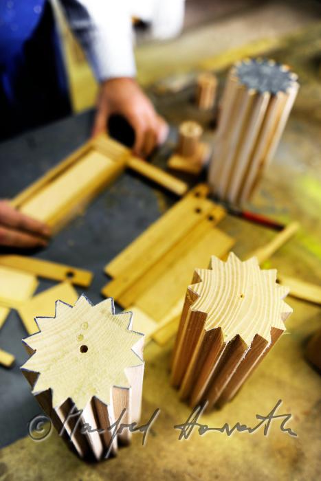 Hobbytischler in seiner Werkstatt beim Bauen einer Osterratsche