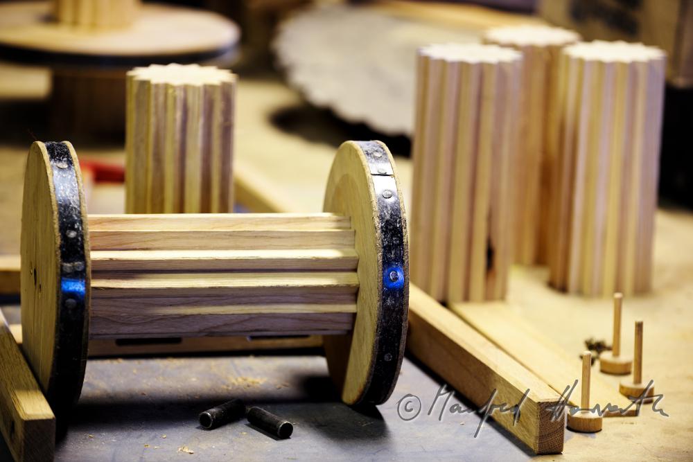 Hobbytischler in seiner Werkstatt beim Bauen einer Osterratsche