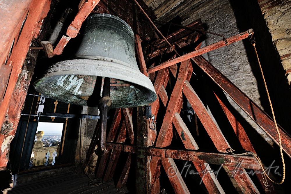 Glocke und Glockenstuhl im Glockenturm