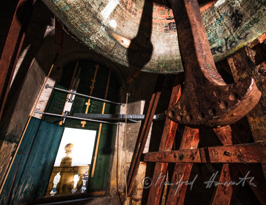 Glocke und Glockenstuhl im Glockenturm