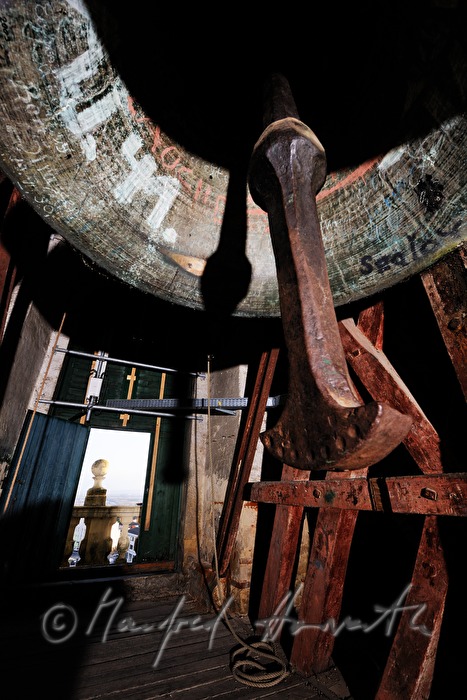 Glocke und Glockenstuhl im Glockenturm