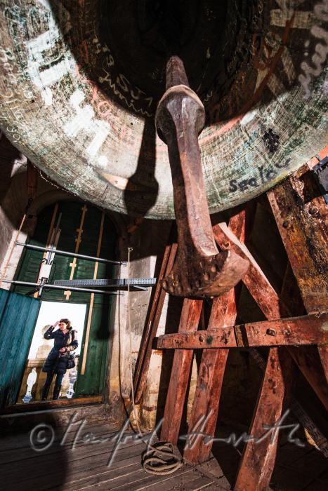 Glocke und Glockenstuhl im Glockenturm