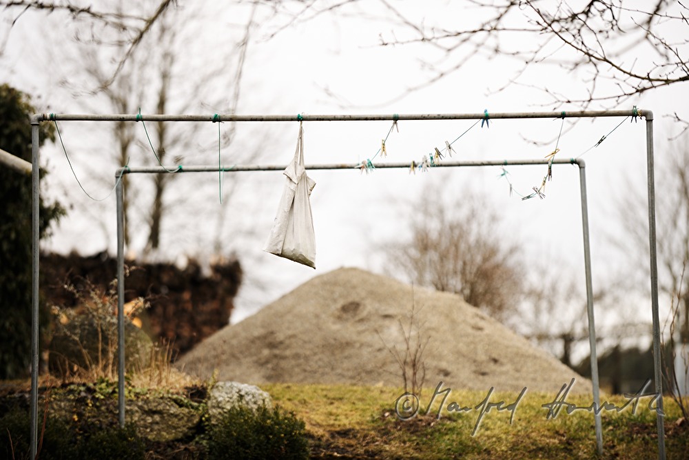 Wäscheleine im Hof eines Bauernhauses im Dorf