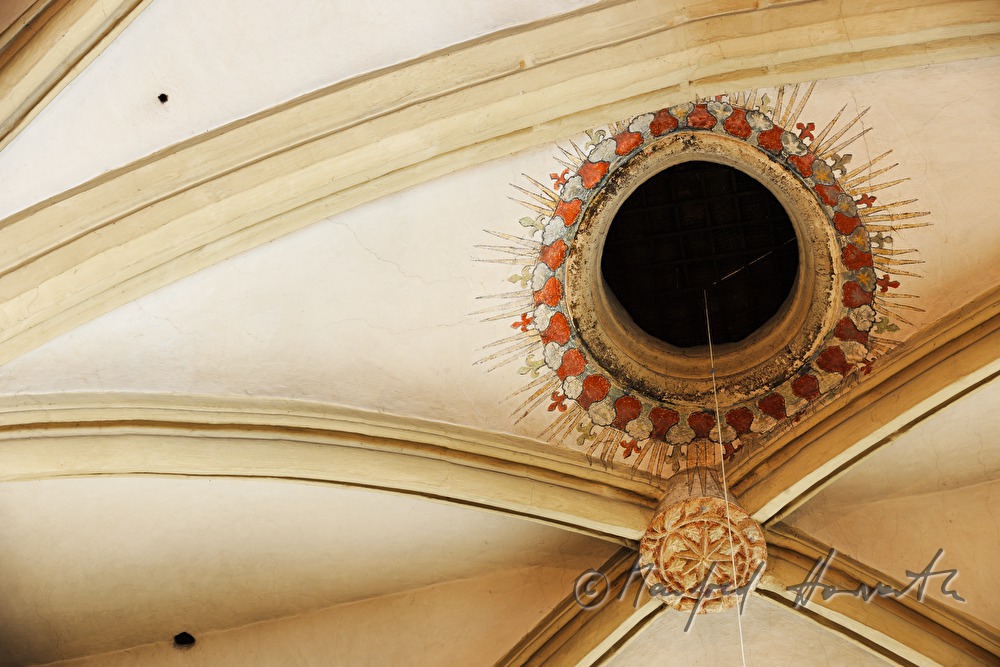Heiliggeistloch an der Decke der Kirche