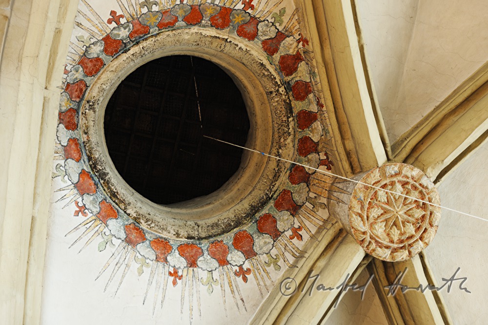 Heiliggeistloch an der Decke der Kirche