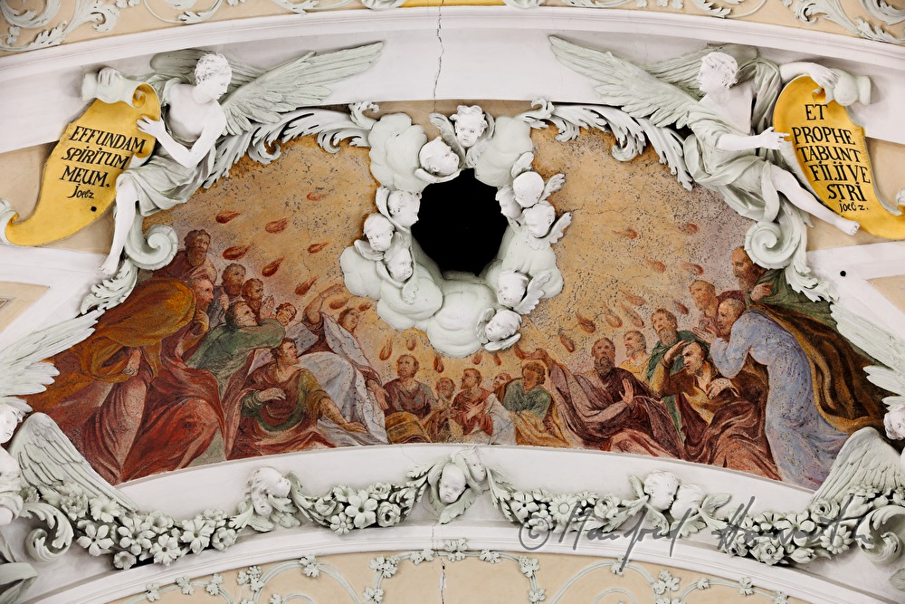 Barock-Fresko und Heiliggeistloch an der Decke