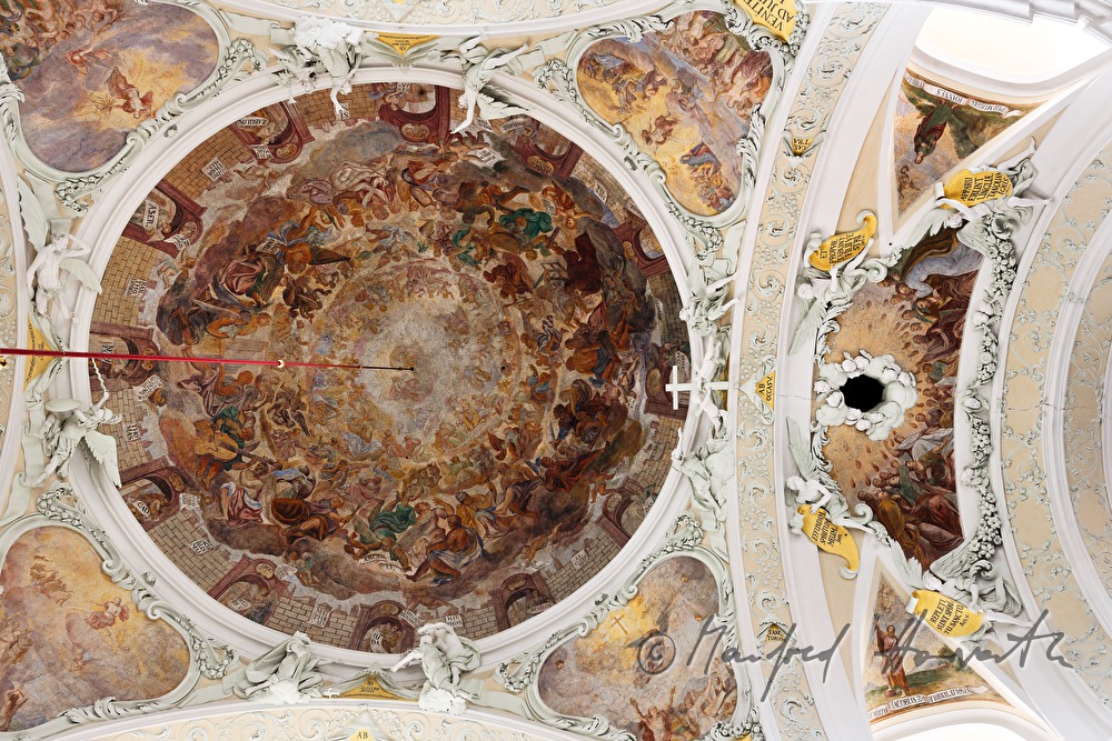 Barock-Fresko und Heiliggeistloch an der Decke