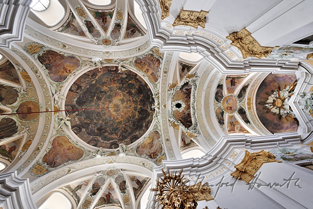 Barock-Fresko und Heiliggeistloch an der Decke