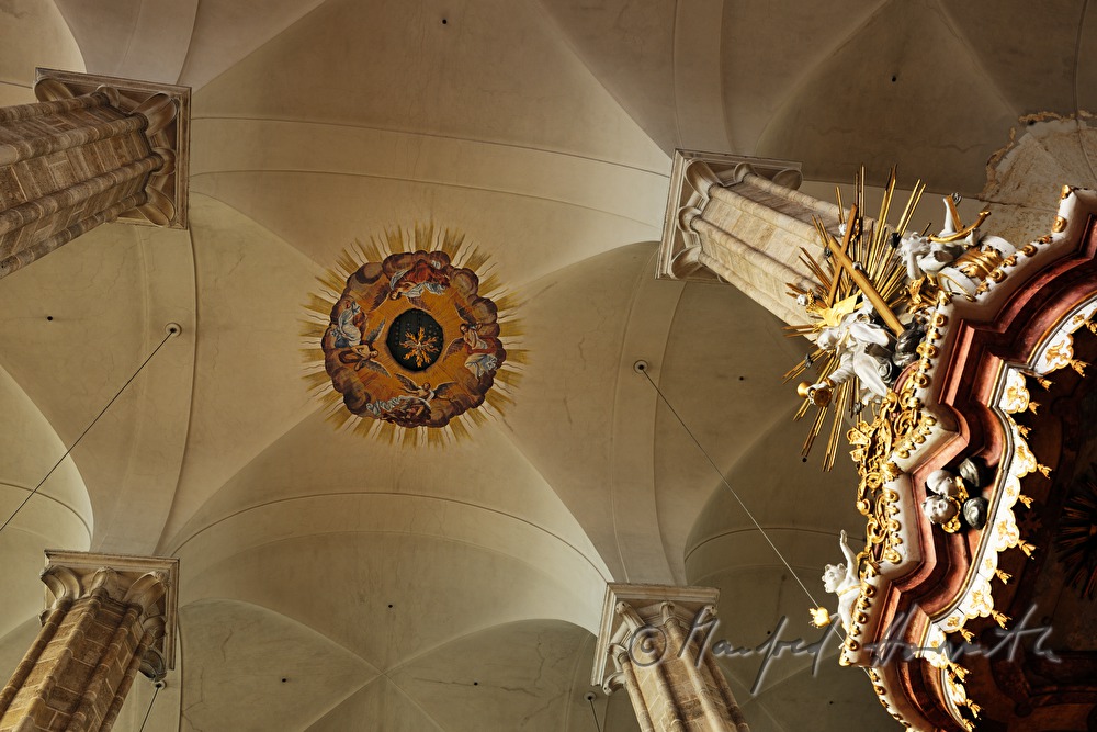 Heiliggeistloch am gotischen Kreuzrippen-Gewölbe