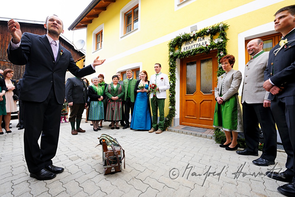 Hochzeitsgesellschaft vor dem Haus der Braut