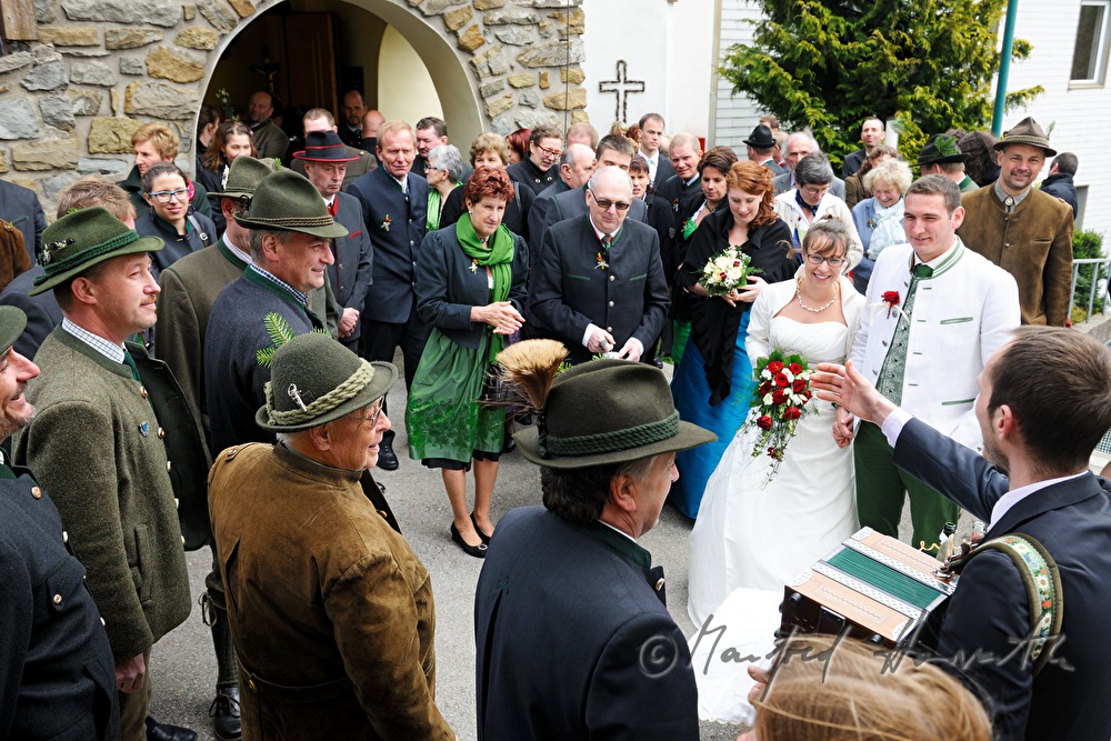 Hochzeitspaar vor der Kirche nach Trauung
